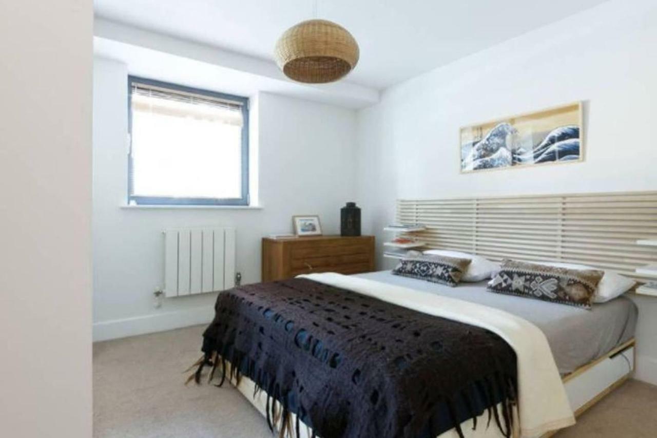 Peaceful Modern 2 Bedroom Flat With Water Views London Exterior photo